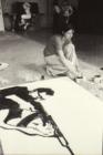Fotografía de Graciela Carnevale realizando una pintura en homenaje a Allende