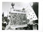 “Buscamos dos generaciones” Cartel con fotos de los nietos desaparecidos de las Abuelas de Plaza de Mayo