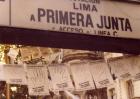 Campaña “Dele una mano a los desaparecidos, hileras colgantes de hojas-afiches de manos, en Avenida de Mayo y Lima. 