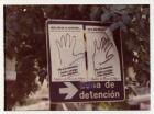 Campaña “Dele una mano a los desaparecidos&quot;, detalle de dos hojas-afiches de manos sobre muro urbano. 