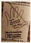Campaña “Dele una mano a los desaparecidos", Detalle de hojas-afiche de manos sobre muro urbano. 