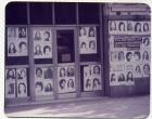 Puertas y muro urbano intervenidos con fotocopias de imágenes de mujeres desaparecidas. 