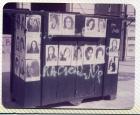 Kiosco intervenido con fotocopias de imágenes de mujeres desaparecidas. 