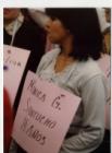 Mujer con cartel con nombre de un desaparecido
