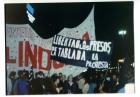 Pancarta “Libertad a los presos de La Tablada” y detrás un gran cartel contra el indulto