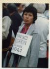 Mujer con cartel con el nombre de un desaparecido