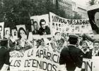 Marcha con Pancartas. Fotos en grande de los desaparecidos