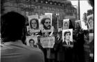 Marcha en Plaza de Mayo con pancartas de fotos