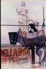 Estatua en Plaza de Mayo cubierta por carteles