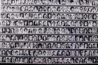 Bandera hecha de fotos de desaparecidos