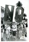 Madres de Plaza de Mayo Línea Fundadora con un gran cartel que dice NO