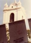 Campaña “Dele una mano a los desaparecidos, hileras colgantes de hojas-afiches de manos, en Plaza de Mayo. 