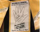Campaña “Dele una mano a los desaparecidos&quot;, detalle de hojas-afiches de manos. 