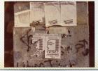 Campaña “Dele una mano a los desaparecidos&quot;, hojas-afiches de manos sobre muro urbano. 