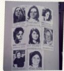 Fotocopias con imágenes de mujeres desaparecidas sobre columna. 