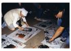 Una Madre de Plaza de Mayo pintando un afiche participativo